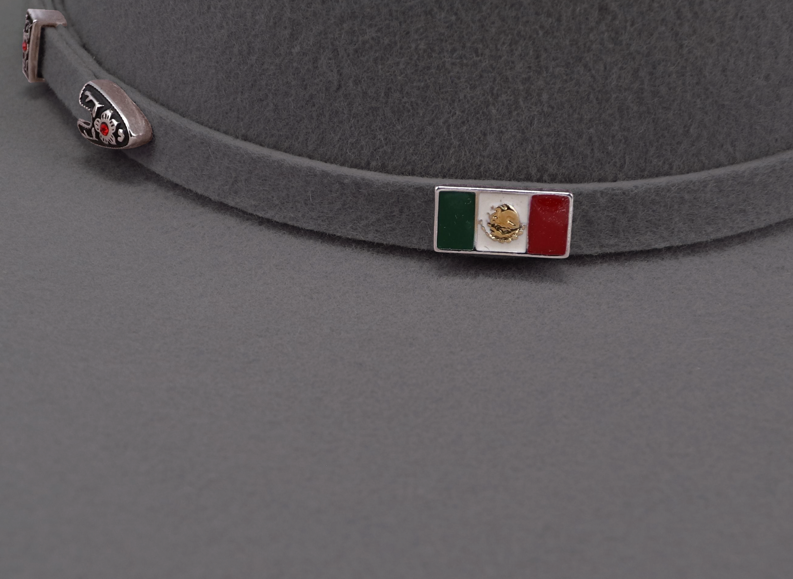 #color_gris plomo